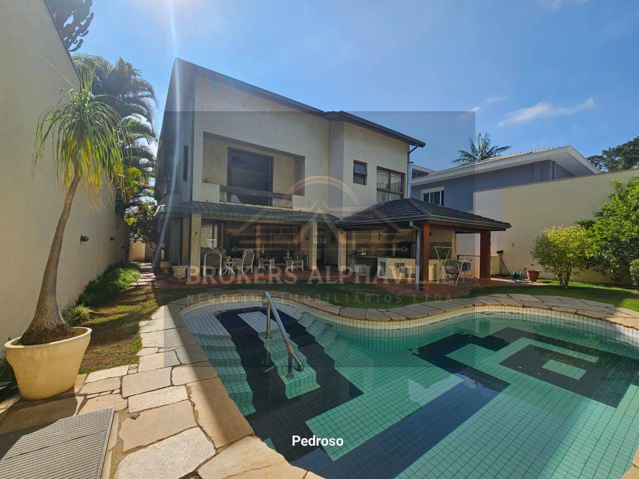 Casa de Condomínio à venda e aluguel com 4 quartos, 550m² - Foto 1